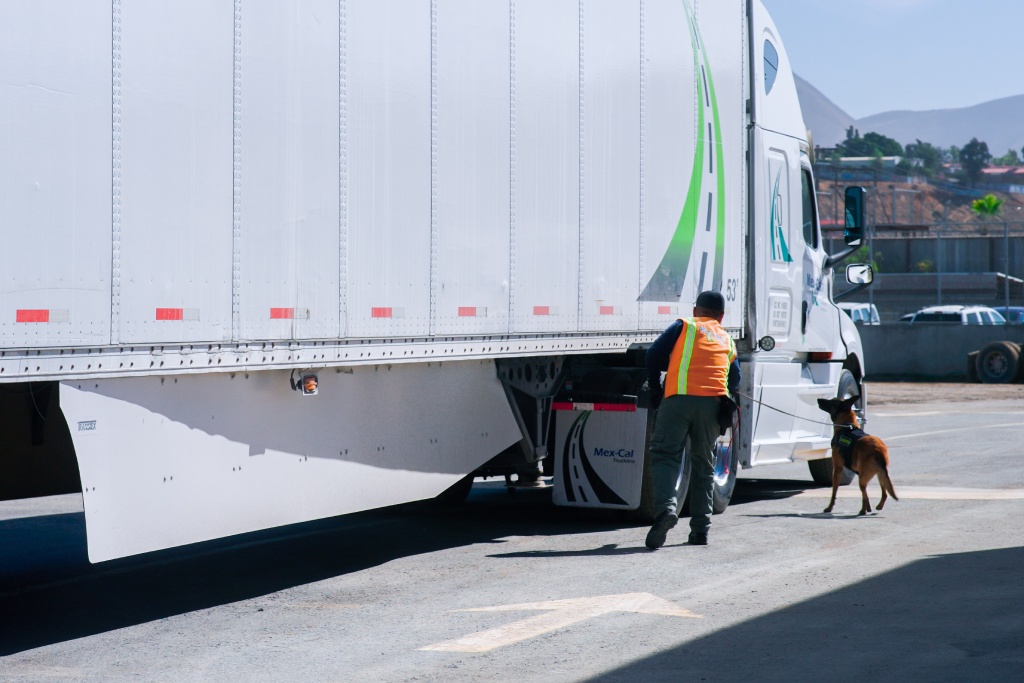 Mexcal-Truck line truck crossing borders 