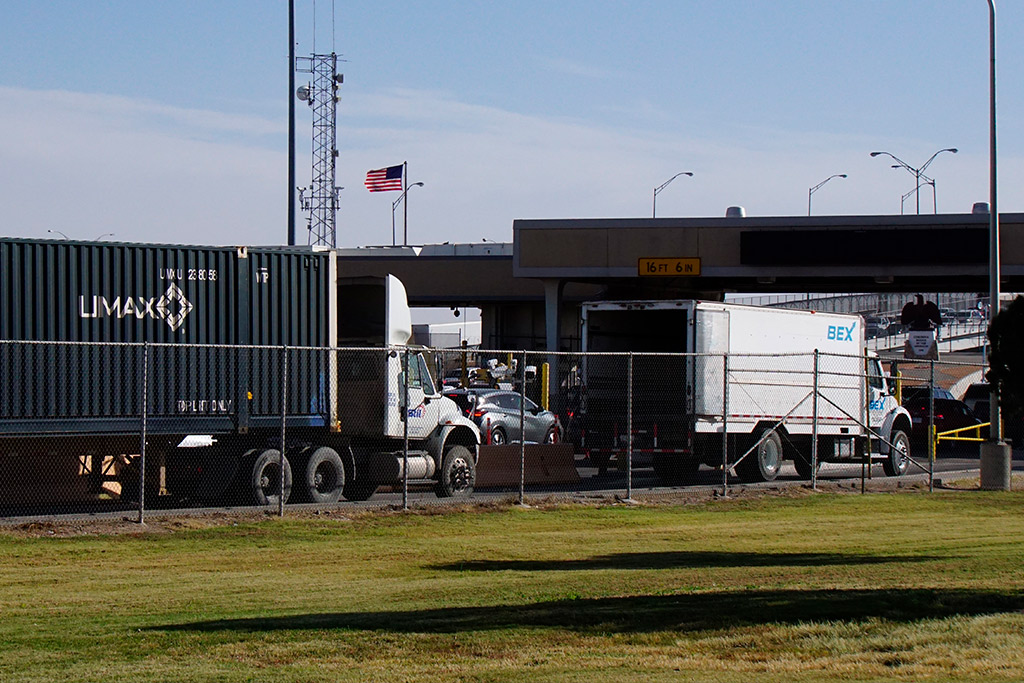 truck crossing México - USA border